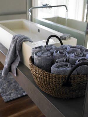Handdoeken opbergen - opvouwen, oprollen wegstoppen
